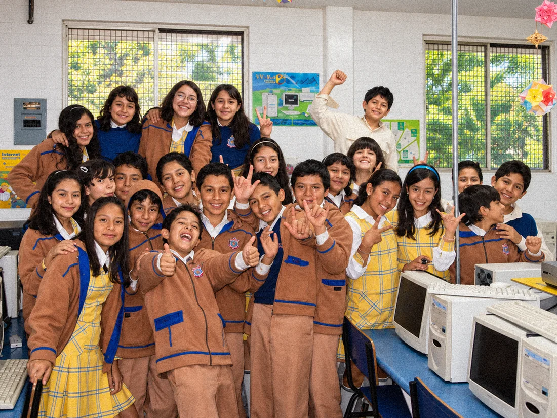 Grupo de estudiantes de Belmont en un aula
