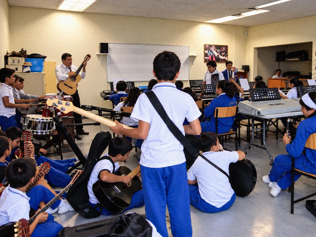 Estudiantes tocando guitarras y percusión en un aula