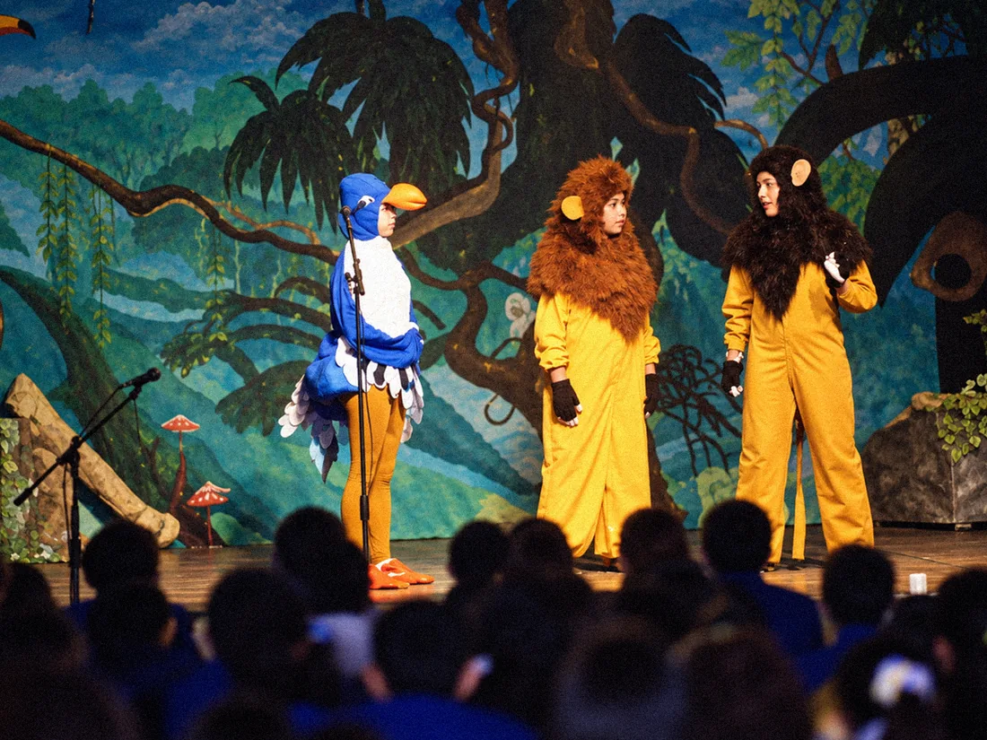 Representación teatral con vestuario de animales en un escenario